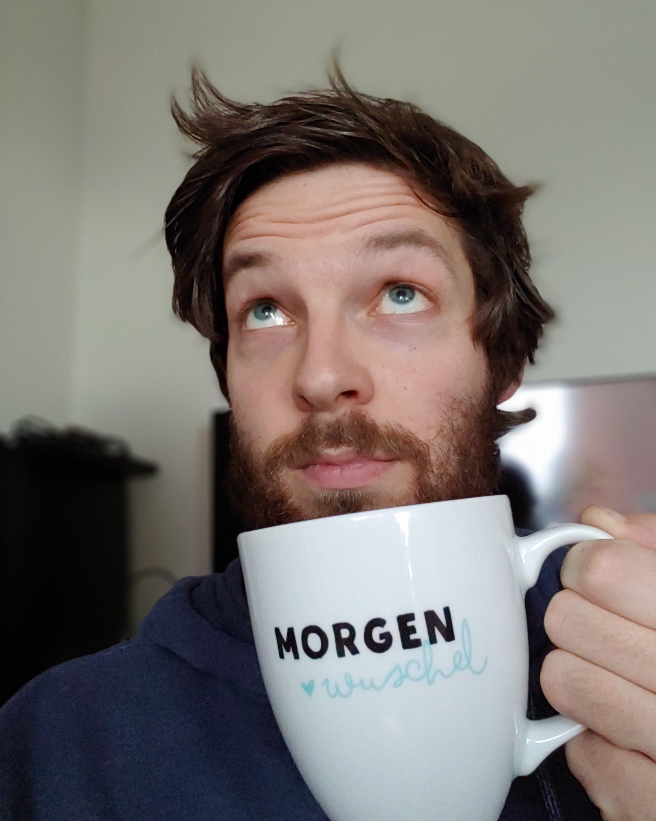 Tim Belke mit Kaffeetasse